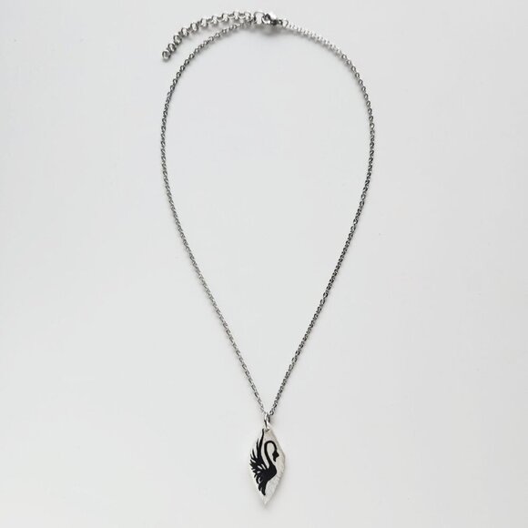 Iridescent white pearl necklace with a small silver chain - Picture 8 of 10